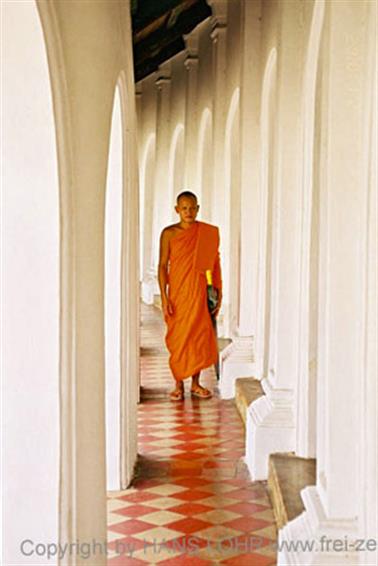 08 Thailand 2002 F1120027 Bangkok Mönch in Tempel_478